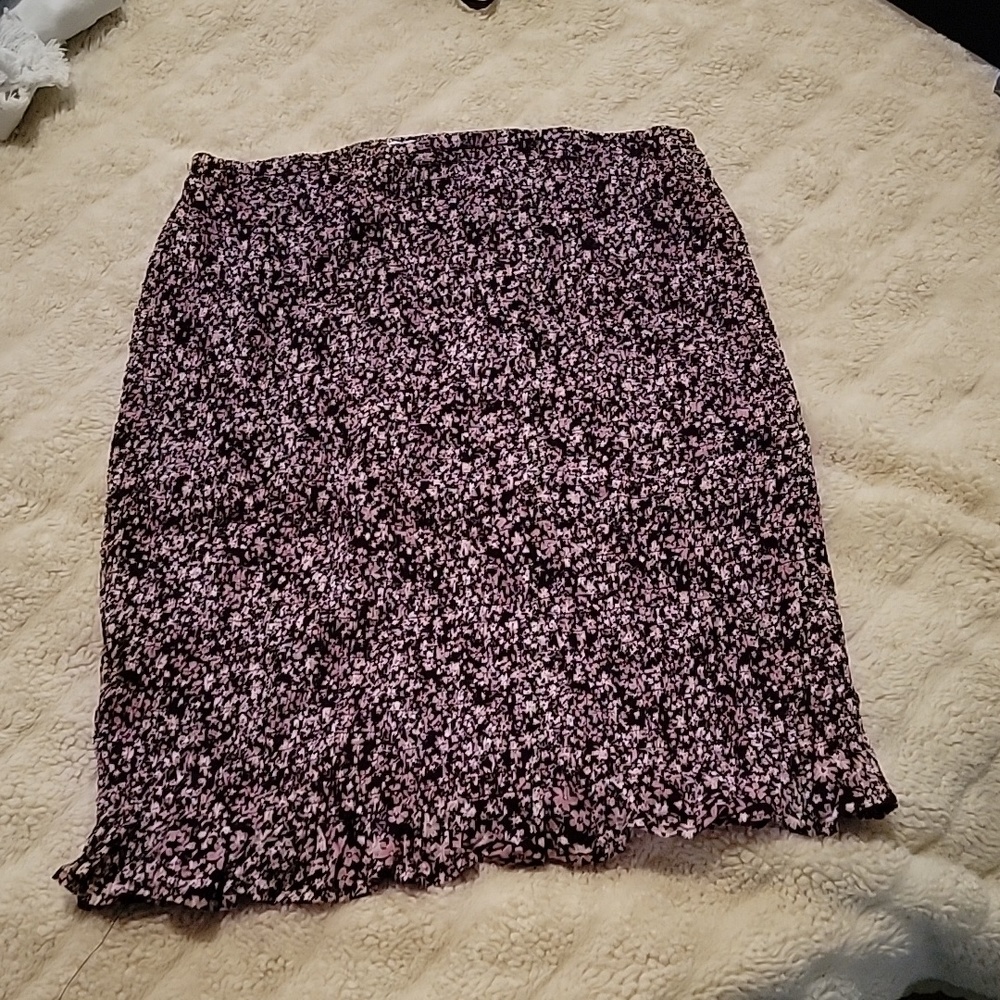 Skirt with stretchy material and a floral priny